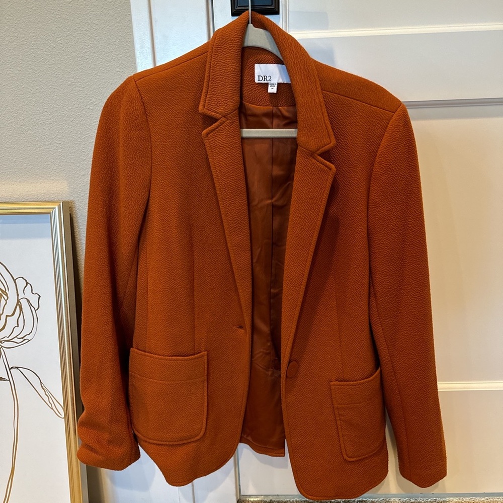 Women’s blazer front pockets and button!